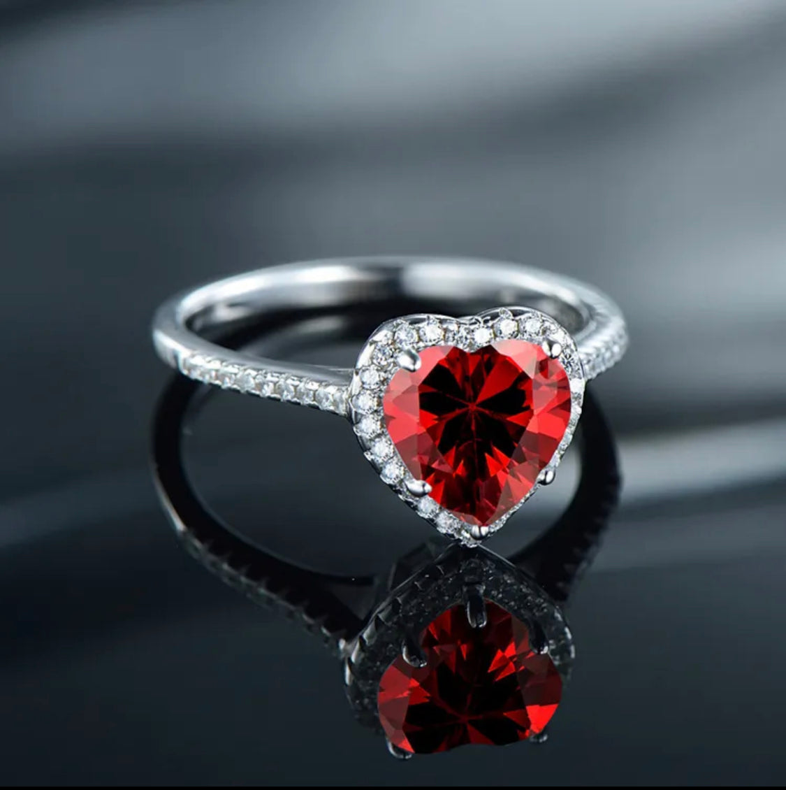 Timeless Eclat Heart Ring